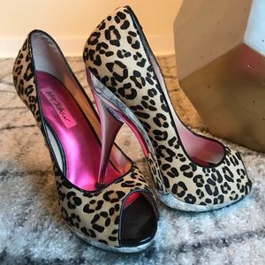 Betsey Johnson peep toe pumps.... like new!